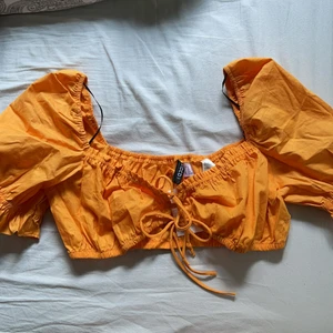 Hm topp - Världens sötaste topp som tyvärr var lite stor över brösten. Storlek Xs och passar nog någon med större A/en B-kupa! 🧡 skriv för frågor, tar emot bud från 80kr alternativt prisförslag för att köpa direkt🧡