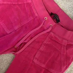 Juicy Couture  - Ett par snygga rosa juicy brallor, storlek xs men passar liten S också. Inga skador elr liknande. Priset går att diskuteras och jag möts även upp om det önskas. 