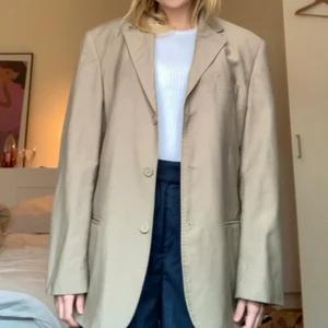 Beige oversized kavaj - Sååå fin beige kavaj! Oversize-modell, storlek är oklart men stor är den! Kommer aldrig till användning hos mig tyvärr, men passar superbra till sommarkvällar eller under hösten! Enkel att matcha 🌼