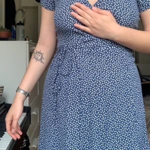 &other stories blommig klänning - 2018 &other stories blommig klänning. stl 38 passar 36.