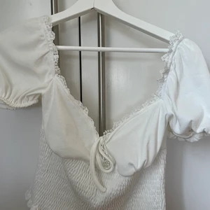 Sommar topp - Super fin och söt sommartopp men som tyvärr inte kommer till användning hos mig eftersom den inte sitter riktigt så som jag hade önskat,, den är köpt för några veckor sedan men är helt oanvänd med alla lapparna kvar (sista bilden) 💖💖