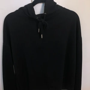 Svart hoodie  - Svart hoodie storlek XS🥰Säljer för 55kr