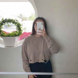 Croptop med lite hål  - Begie, mjukt material 