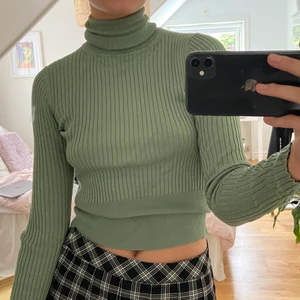 Turtleneck från zara - Säljer bara vid bra pris! Jättefin turtleneck från zara, har bara inte kommit till användning. Frakten INGÅR i priset