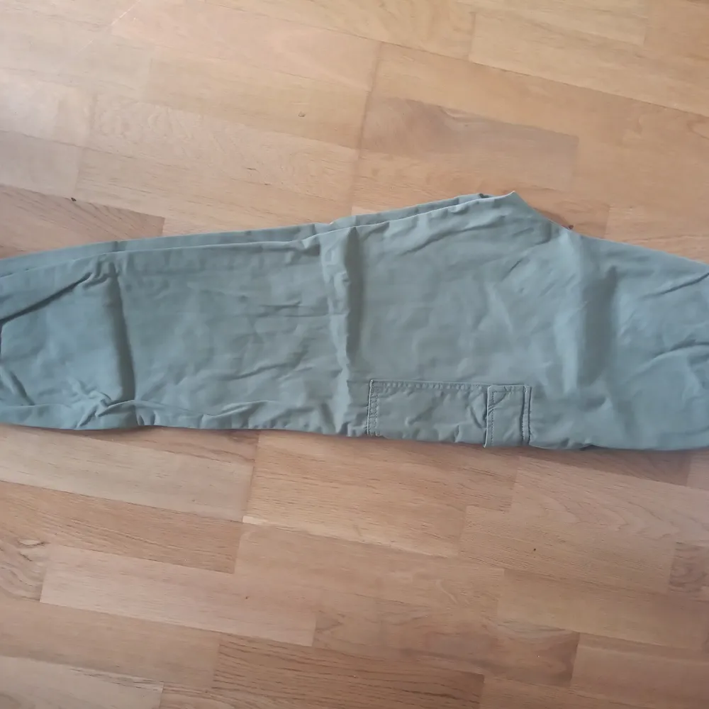 Ett par gröna cargo byxor i storlek 36 som har används en gång men säljs pga att den är för liten. Köpt från H&M normalpris 250, säljs för 150 kr + frakt, går även att mötas upp i Malmö eller Lund! 🌹💘. Jeans & Byxor.