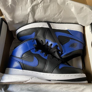 Nike Air Jordan 1 Mid - SENASTE BUD: 1500kr (avslutas 3/8-2021)💖 SPLITTERNYA Nike Air Jordan 1’s Mid. Storlek:  EU 38. Kvitto, skolåda och prislapp finns kvar:) Köpta för 1500kr några veckor sedan