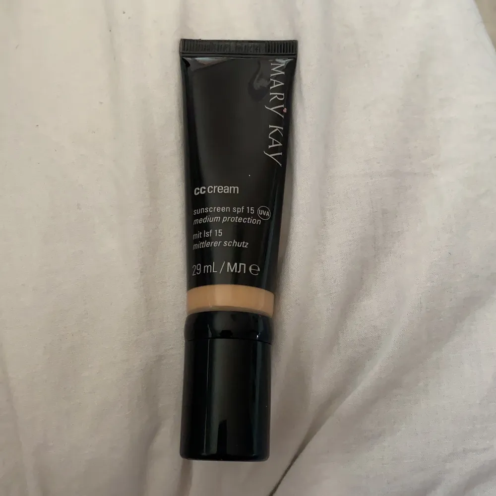 Säljer denna Mary Kay CC cream, använt fåtal gånger. Ganska gammal därför det är blekt bak. Köpt för 349, säljer för 125 kr. Du står för frakt!💓. Övrigt.