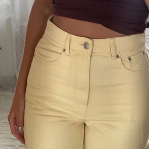 gula jeans 🌞 - Super snygga jeans från BikBok som passar perfekt till sommaren! 😍☀️ Endast använda en gång. Jag säljer på grund av att de är lite stora i midjan på mig som vanligtvis bär jeans i storlek 26/30 eller xs. OBS jeansen är avklippa men fortfarande långa, jag skulle rekommendera för någon som är 165cm lång. Frakt tillkommer +66kr. 