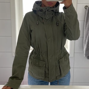 Jacka - Jacka i strl 36 o fint skick 🤍 Resåren i midjan går att reglera för att göra den mer/mindre figurnära. Fraktas spårbart för 99 kr!