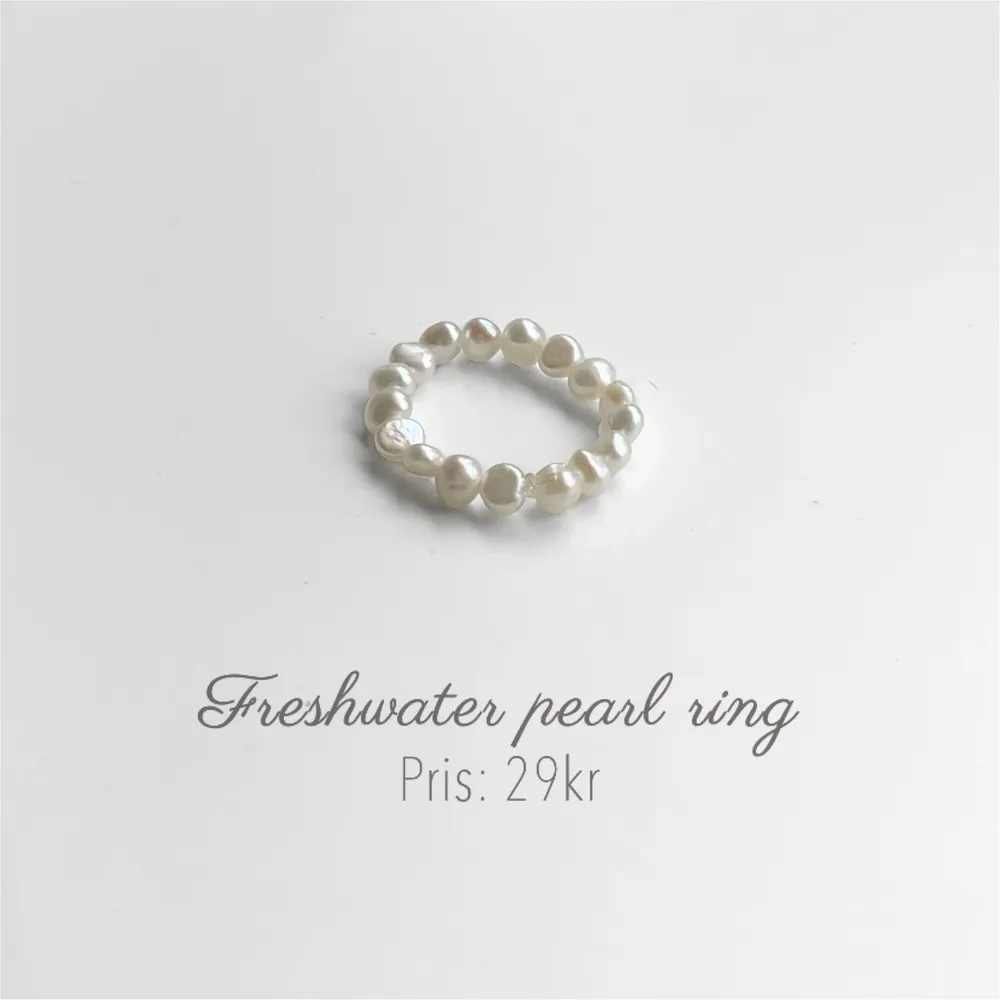 🌊Freshwater pearl ring🌊 Ringen är gjord av sötvattenspäror och elastisk tråd✨ Beställ genom att kontakta mig och skriv vilket mått/storlek du vill ha på ringen💍 En storleksguide finns på bild 3. Accessoarer.