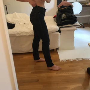 Levis jeans - Superfina Levis jeans i toppskick. De är endast använda ett fåtal gånger. De är i storlek 25 i midjan, men är superstrethiga och passar därför mig som oftast är 26/27. De har en mörktvätt och är väldigt raka i modellen. Modellen heter 712 slim!  Paketet kan postas, men då får du stå för frakten. 