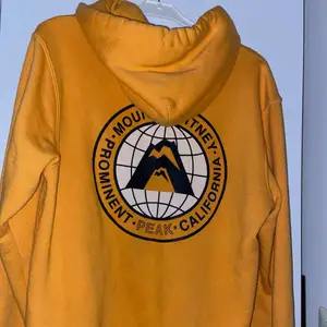 gul hoodie med backprint i strl s, lite oversized. har inga fläckar och är i bra skick. vill bli av med allt, kontakta för mer info 💕 