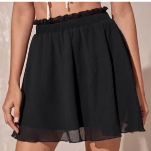 Kjol - Säljer denna kjolen som jag köpte på plick då den är för liten för mig som är 174. Säljer direkt för 100 kr + frakt!💞 Superfin nu i sommar!