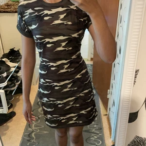 Klänning  - En jätte skön klänning.Aldrig använd 