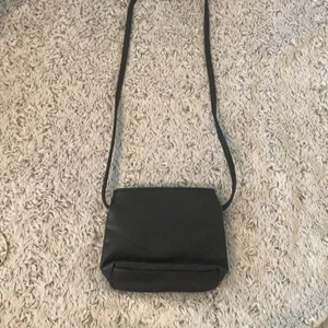 Svart väska - Jätte fin svart väska där mobilen och kortet och lite annat får plats!