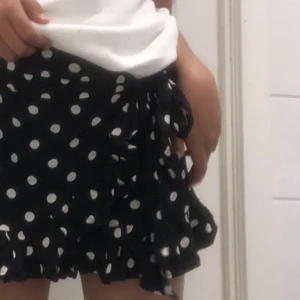 Prickig kjol . Zara - Nu säljer jag min super söta kjol från Zara. Denna kjol var nog min favorit men som synd var so blev den för liten.