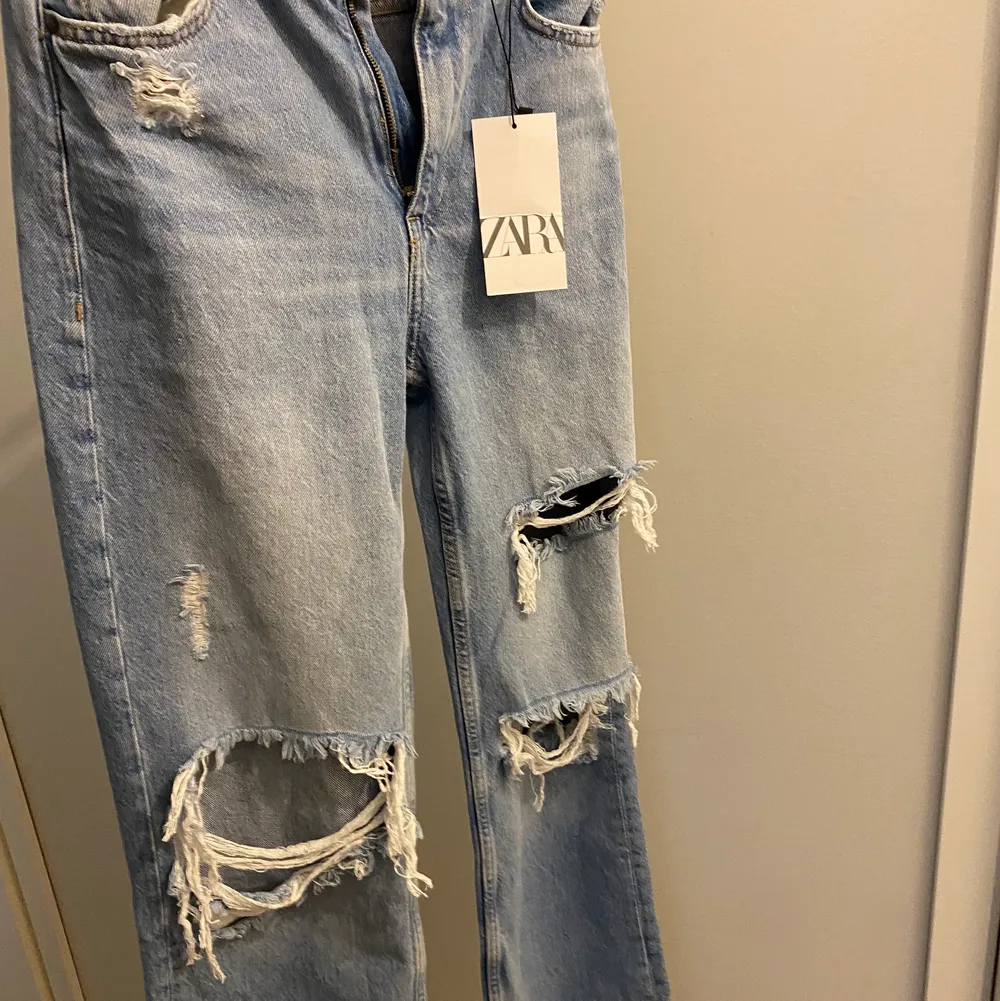 Budgivning om flera intresserade. Köparen står för frakt . Jeans & Byxor.