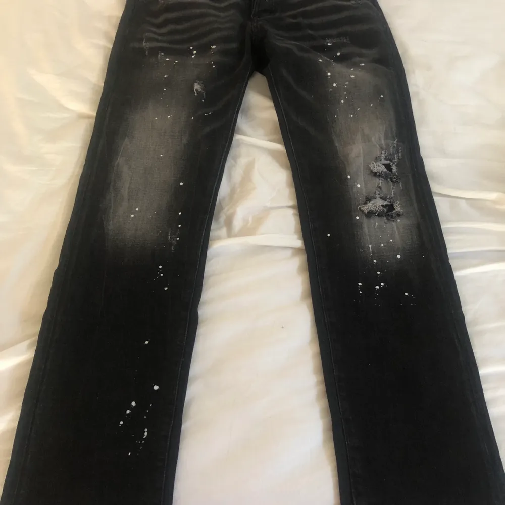 Dsq2 jeans svarta/gråa i bästa skick storlek M, raka modellen som är svår att få tag på, säljer för 2300kr nypris 4600 från farfetch,  . Jeans & Byxor.