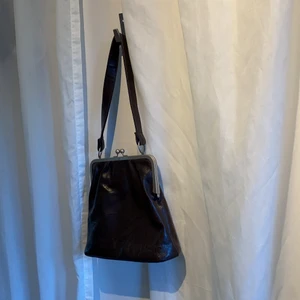 väska - Söt brun axelväska som har lagats med lim🥂 Fungerar perfekt ändå.