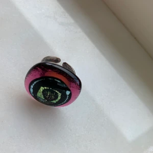 Vintage ring - Säljer en vintage handgjord ring som är justerbar beroende omkretsen på ens finger, passar alltså alla! Köparen står för frakten 