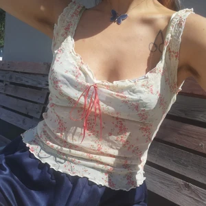 Mesh topp - 🦋Meshtopp som är köpt vintage. Resåren är lite lös så jag har använt som linne istället för offshoulder. Samfraktar gärna! Kan också mötas upp i Göteborg och annars står köpare för frakt. 🦋