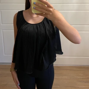 Ett svart linne - Ett svart linne som är trendigt och  jätte snygg men används aldrig, frakt ingår ej