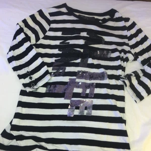 Långärmad tröja - Långärmad randig tröja men paljettdetalj i storlek M. 30kr+frakt🖤🤍