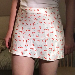 Satinkjol ZARA - Ursöt minikjol i satin med små körsbär från Zara. Beställde fel storlek och därmed aldrig använd (endast testad på bild). Prislapp kvar. 🍒