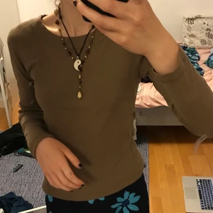 Brun långärmad tröja - Väldigt fint skick, från Vero Moda! Svalt och bekvämt tyg. Färgen framkommer inte särskilt bra på bilden, men den är ljusbrun! Skriv för fler bilder :) 
