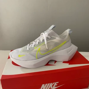 Nike vista lite  - Sjukt fina sneakers från Nike!😍 Säljs då de tyvärr aldrig kommit till användning. Helt nya, endast testade och kvar i orginalkartongen. Nypris: 1200kr Helt slutsålda❤️   