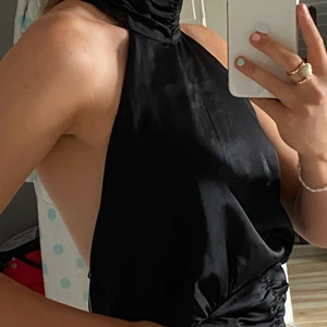 Topp med öppen rygg - Superfin svart silkestopp med öppen rygg från Ginatricot i storlek 42. Aldrig använd (prislappen är svar) pga att den är lite för stor på mig. Jag har i vanliga fall 36-38, men toppen är knytningsbar, så därför kan jag ändå ha den🧡🧡 (Frakt ingår😙)