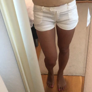 Shorts - Vita shorts med fickor 
