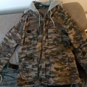 Army jacka med luva - Passar till vår och höst många praktiska fickor riktigt skön jacka på alla sätt och vis