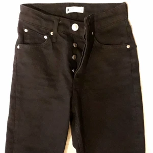 Snygga höga svarta jeans - Snygga svarta momjeans med liten slits o cut-off i benslut. Köpte dem begagnat i jakt på ett par snygga höga jeans. Står storlek 34 men jag kan inte ens stänga dem så skulle säga något mer åt 32/34 (är själv 36a men kan ibland variera mellan 34-38) 90kr eller högstbjudande plus frakt.