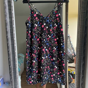 Klänning med blommor.  - Stradivarius klänning. 