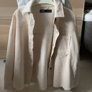 En vit/beige skjortjacka ifrån zara💕