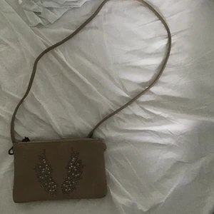 Strl s - Väska som jag fick för några år sen men endast testat den och aldrig använt. Ganska lång i banden men går att justera