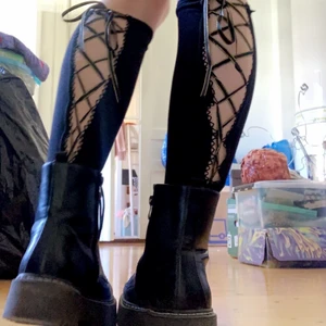 Knästrumpor med knytning - Knästrumpor med knytning, aldrig använda! Köpate står för frakt som går på 12 kr🥰