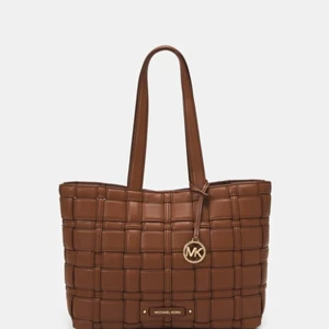 Michael Kors IVY TOTE SET - Handväska - Michael kors Handväska                                                Färg: Brun  Storlek: Onesize                                        Helt ny finns kvar i en box.                                       Säljes då jag fick den i present.