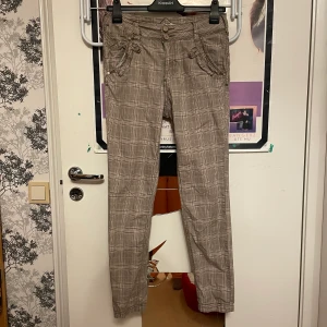 Rutig byxa  - Rutiga tunna byxor. Hund finns i hemmet!