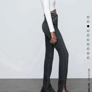 .. - Ett par jeans med slits från zara 