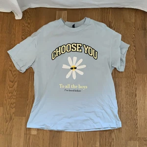 Blå T-shirt med text  - En super fin tröja med text i storlek S 💕