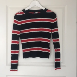Randig topp - Blå/vit/röd randig tröja från H&M. Tyget är ribbat och kragen är tjockare. Använd ett fåtal gånger🐞
