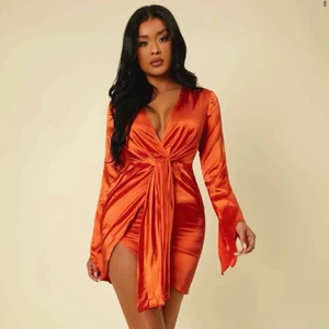 Klänning - Jättesnygg klänning, aldrig använd, endast provad. Säljer pga för liten för mig. Hör av er privat för fler bilder🧡