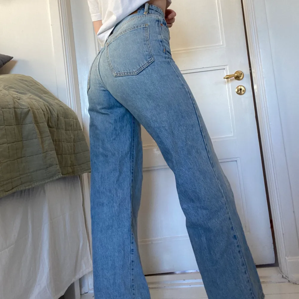 Säljer mina jeans från Gina tricot i den populära modellen idun! De har en jättefin vårig ljus jeansfärg, är ganska vida och har en hög midja. Storlek 34 och är långa på mig som är 171cm! . Jeans & Byxor.