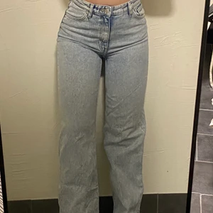 Jeans  - Säljer mina blåa jeans från monki i storlek 27 (36/38). Nypris 400kr, mitt pris 150kr. Inga defekter. Köparen står för frakt.