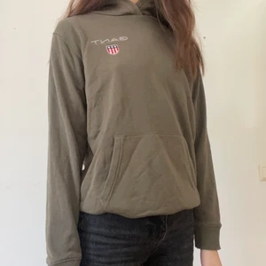 Gant grön hoodie - Säljer denna jättefina hoodie från Gant pga att den inte används längre. Jag är 170 cm lång och på mig sitter den väldigt bra med långa ärmar. Nypris 800kr.