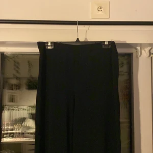 Svarta tunna byxor  - Jätte fina svarta byxor som jag har älskat, nu har jag tyvärr växt ut dem och väljer att sälja dem!! Inga fläckar, missfärgningar eller hål! Jätte sköt material, tunna och perfekta till sommaren. Orginalpris: 450 kr