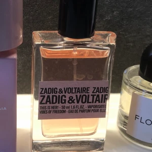 Zadig & Voltaire Vibes of Freedom - Nypris 850:-Endast testad! charm möter lekfullhet och skapar nya former av elegans. Kanske är det den perfekta dateparfymen eller varför inte en parfym till någon du älskar? Med This is Her! Vibes of Freedom, vill man lyfta att Frihet en instinkt som vibrerar djupt inom oss och som resonerar med naturen. En känsla att återknyta kontakten med.  Doftfamilj: Fruity-Floral Toppnot: Pion, Päron Hjärtnot: Jasmin, Ros Basnot: Kastanjekräm  50 ml 