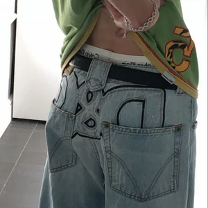 Dolce&Gabbana jeans  - Äkta Dolce&Gabbana jeans!! Skitsnygga men är tyvärr för små för mig. Bra skick förutom lite fläckar längs ner på ena benet. Passformen är raka/ baggy och mid/ low waist. W:30 L:34 